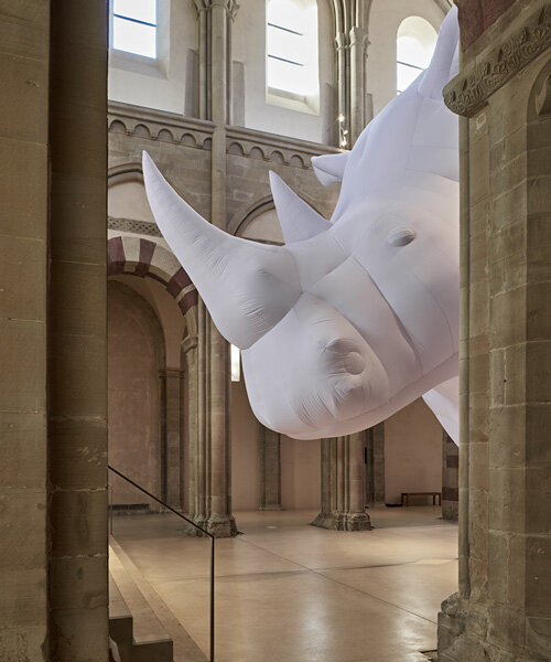 Római oroszlán: egy felfújható rinocérosz a művészeti galériában!