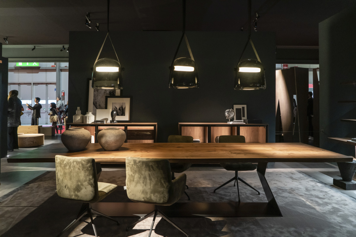 Foyer dizájn ötletek 2026-ra: a középpontban az asztal!