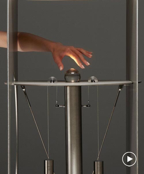 Kinetikus világítás életre kelti a fémszobrot!