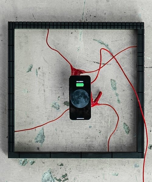 Nézők aktiválják a dobogó szív műalkotást okostelefonnal!