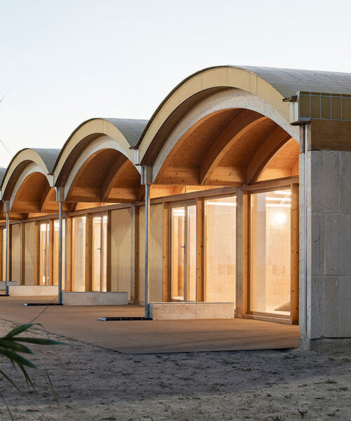 Alacsony ívek: Hullámzó tető óvodában Mallorcán