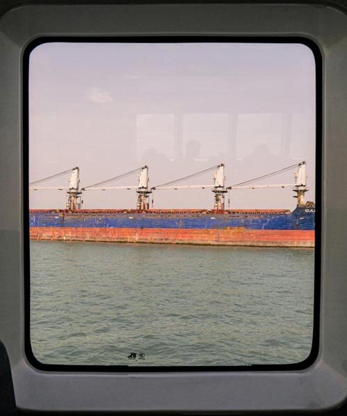 Fényképész rögzíti a teherhajókat hazafelé úton!