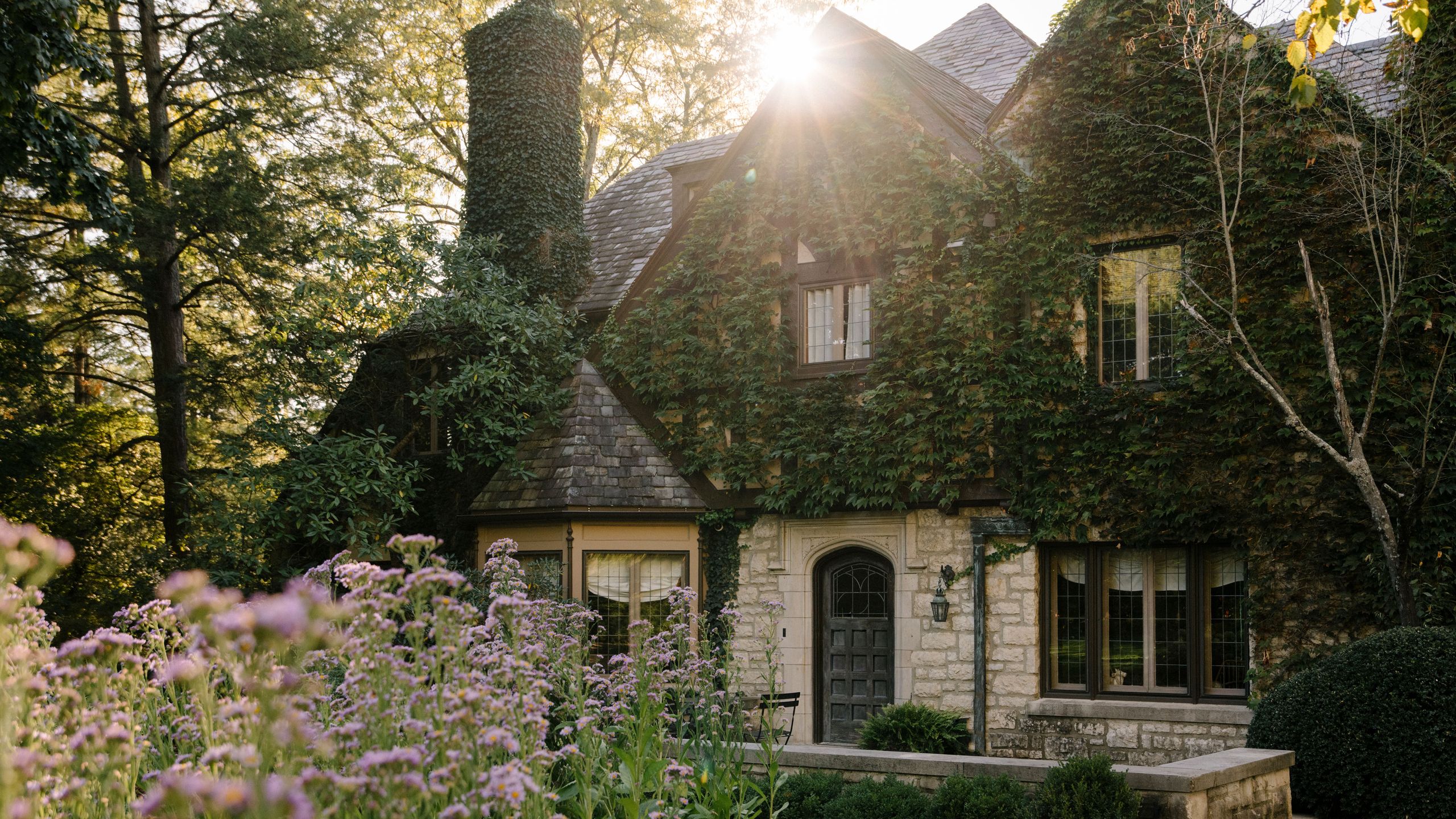 Tudor újjáéledés: Szőtt sárik és kézzel festett falfestmények!