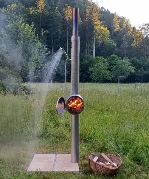 Acél kerti zuhany: beépített fatüzelésű vízmelegítő!