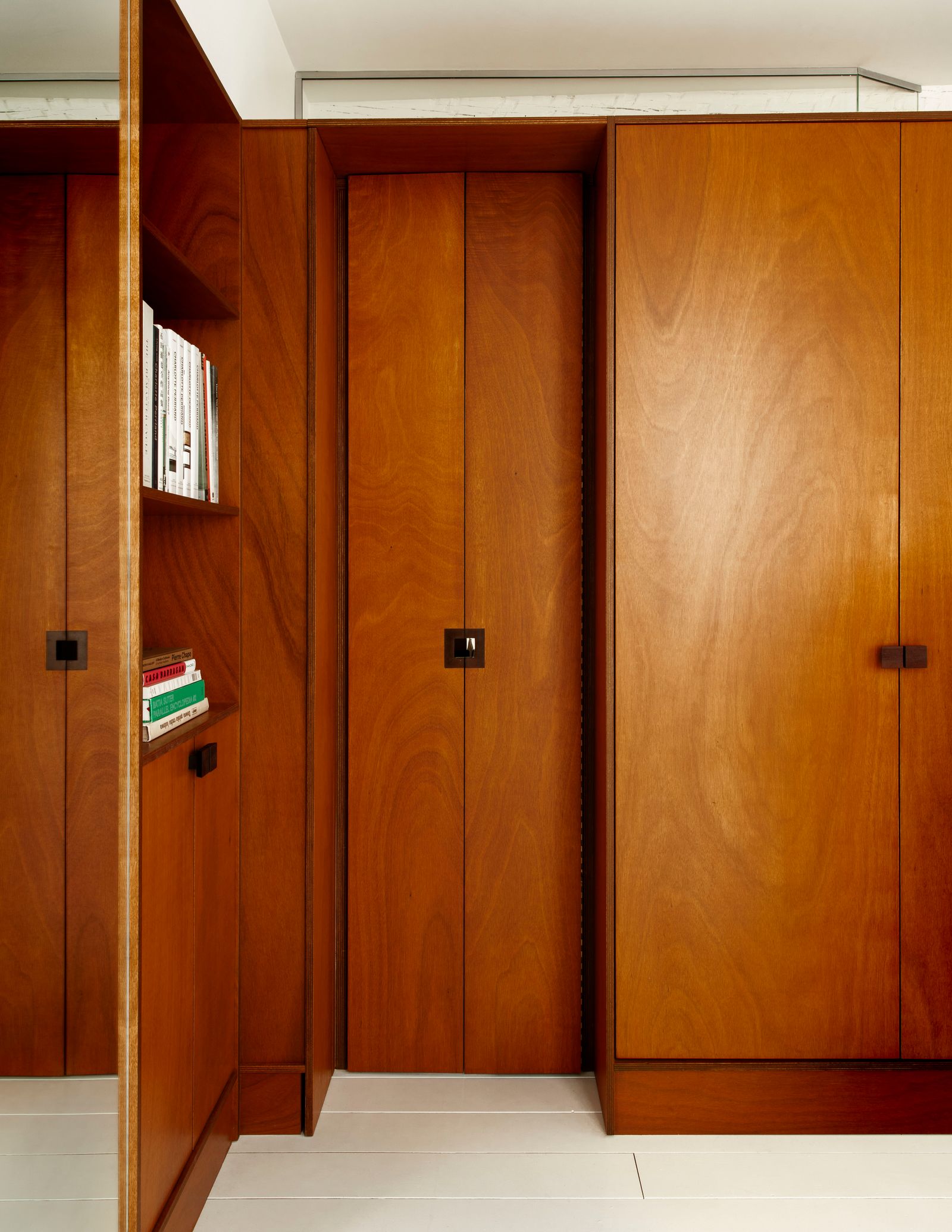 Párizsi kis lakás: “Rakéta íróasztal” és okos megoldások!