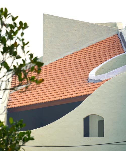 Ívelt kivágások formálják a légies tereket vietnami otthonban