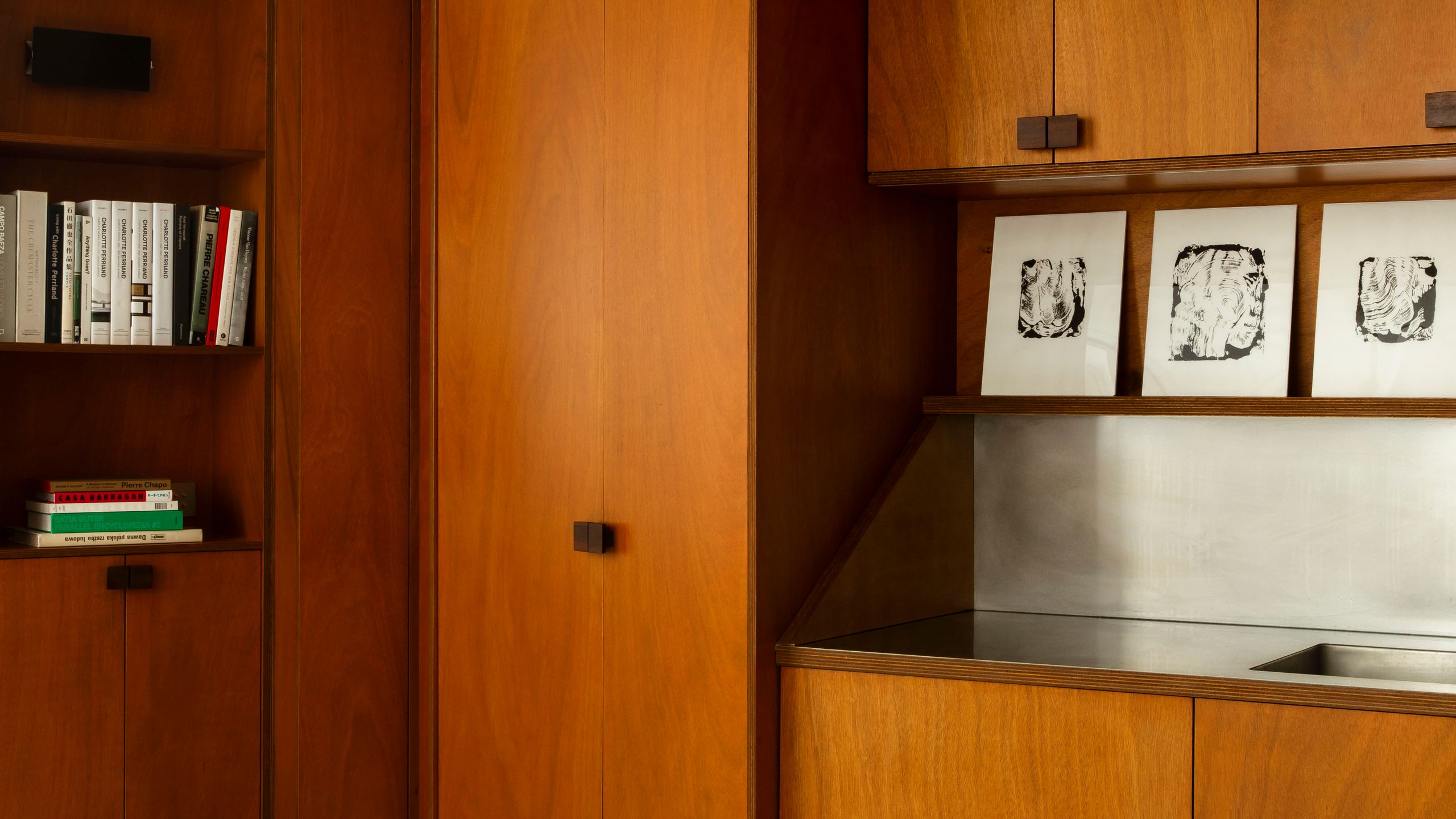 Párizsi kis lakás: “Rakéta íróasztal” és okos megoldások!