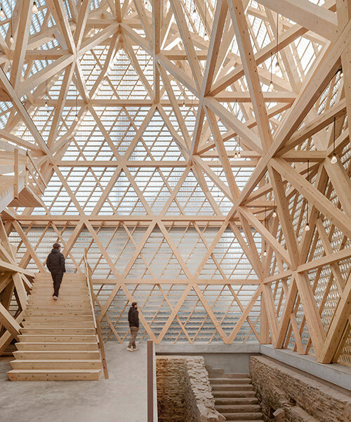 Átlátszó üveglapok: Fa keretes múzeum új arculata