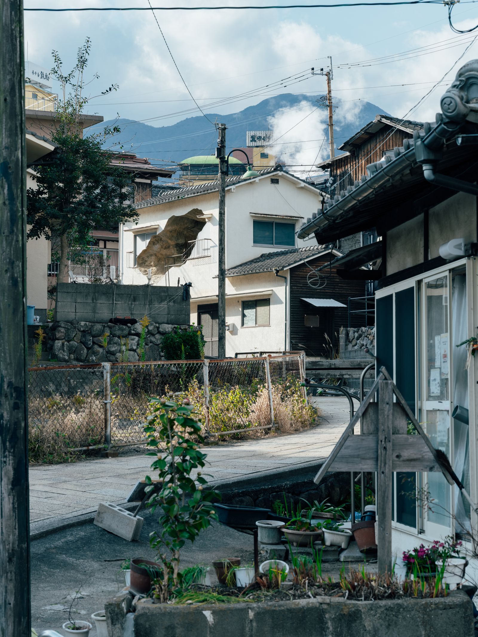 Vulkanikus japán szigeten művészek alakítottak át egy házat!