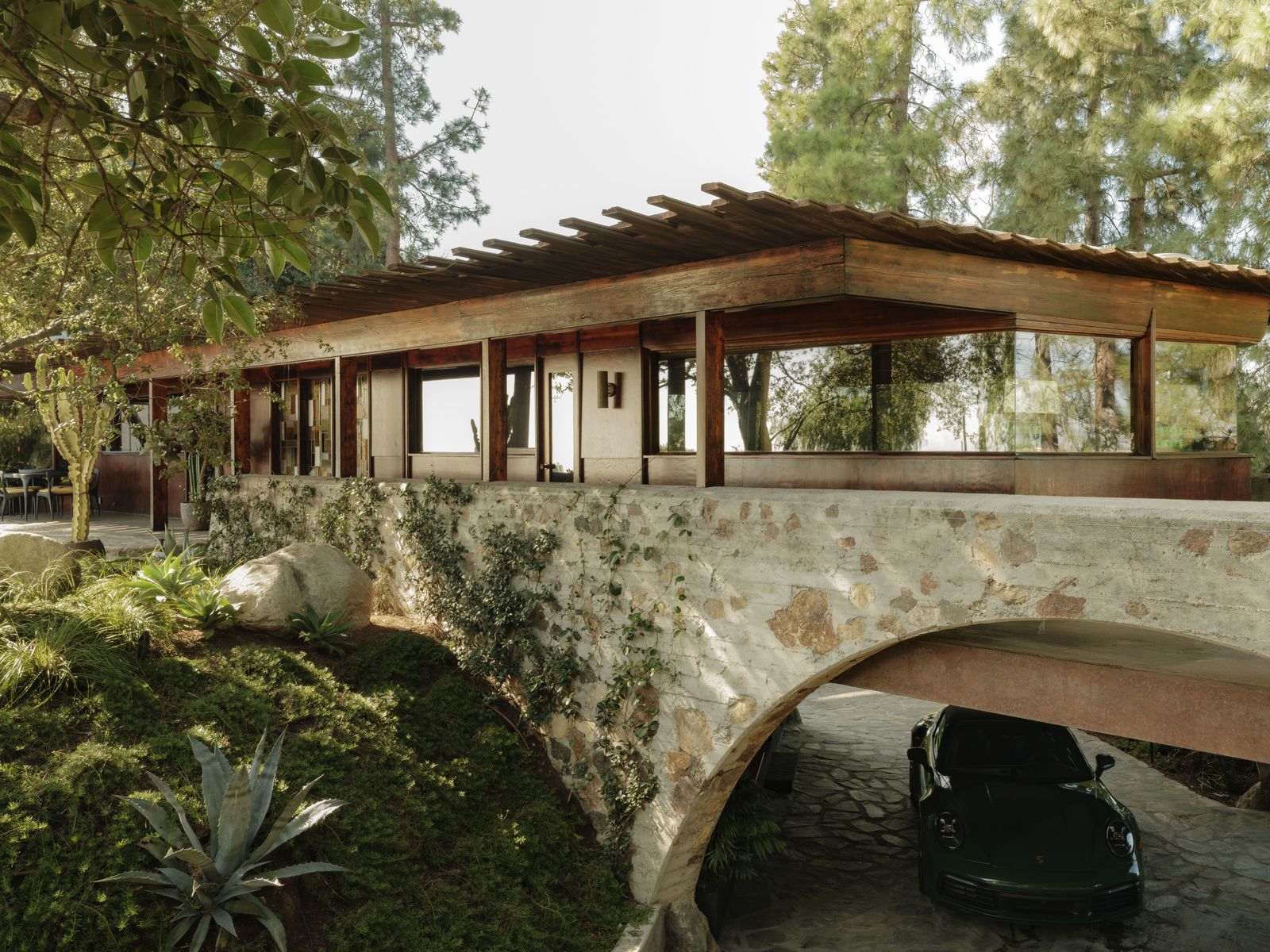 Tokio Hotel: Bill Kaulitz 1960-as évekbeli otthona új korszakba lép!