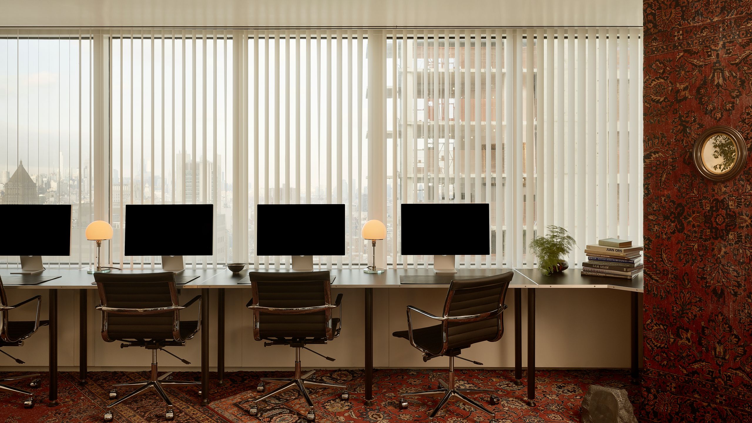 Faliszőnyegek érkeztek – Itt az ideje függőlegesen porszívózni!