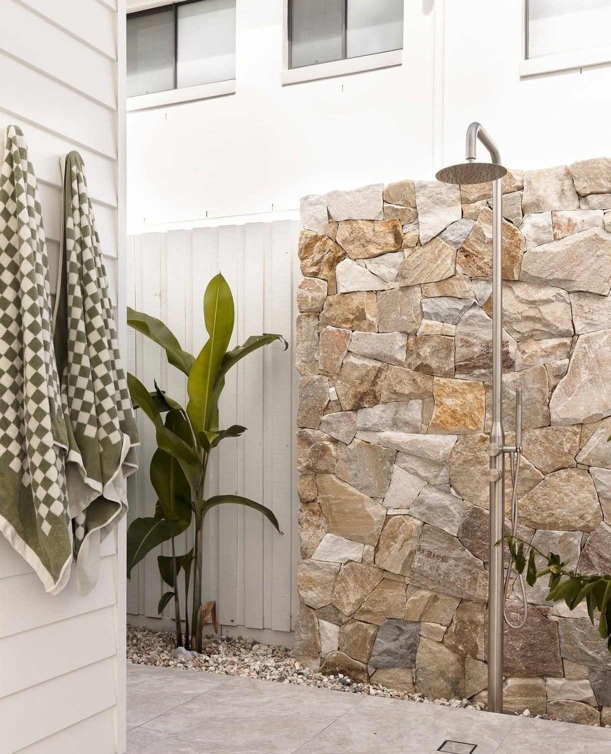 Elrontott bejárati ajtó festések: Mire figyelj a végső réteg előtt!