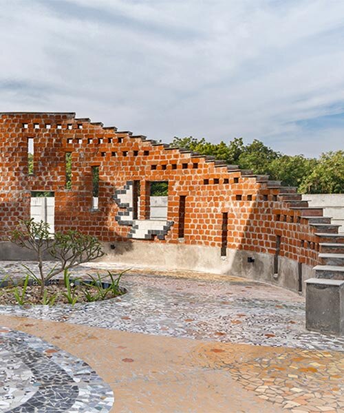 Ívelt téglafalú parasztház Manoj Patel tervezésében Indiában