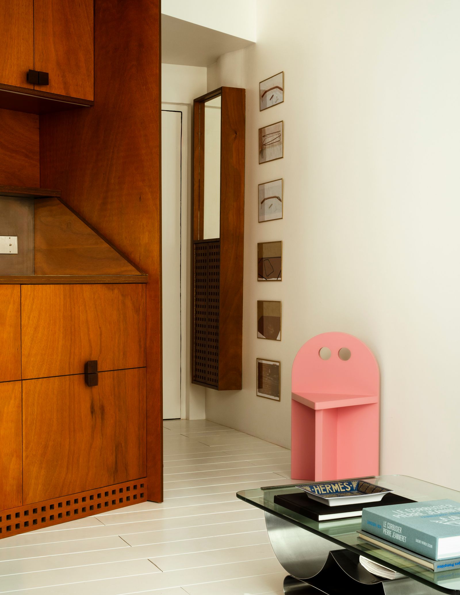 Párizsi kis lakás: “Rakéta íróasztal” és okos megoldások!