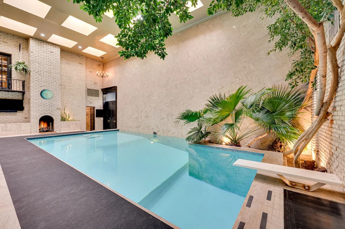 Belső medencés és jakuzzis Airbnb-k: Top nyári menedékek!