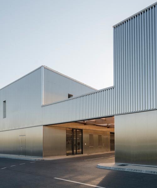 Tükörfényes acélburkolat borítja a francia Achères központot!