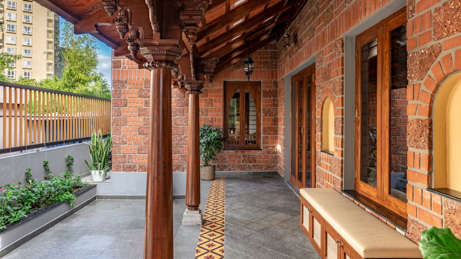 Antik Fa Pillérek: Új Otthonra Találtak Bangaloréban!