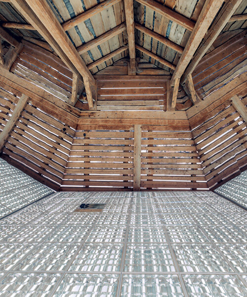 Reflektív fényinstalláció a svájci pajtában – Alexandre De Betak!