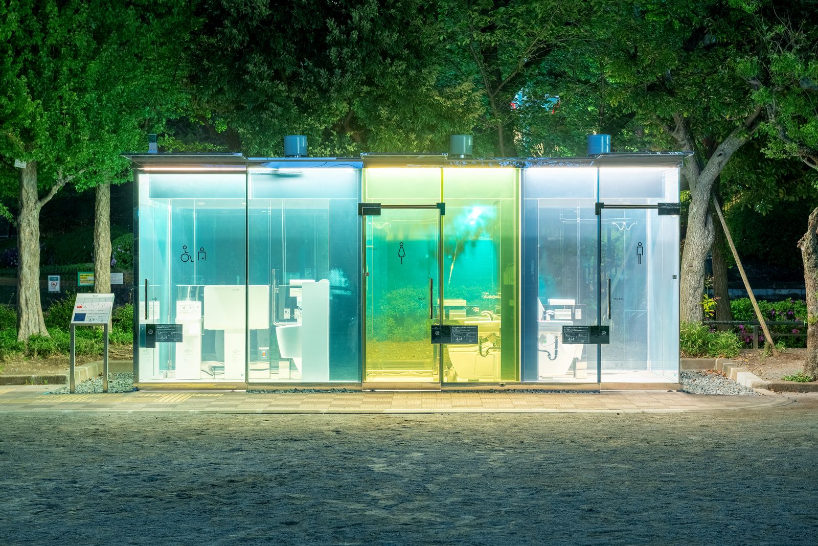 Átlátszó WC-k: Tokió higiéniájának új dimenziója!