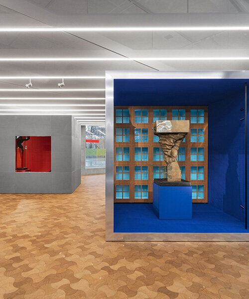 Aldo Rossi bútorai találkoznak Somaini szobrászatával Milánóban