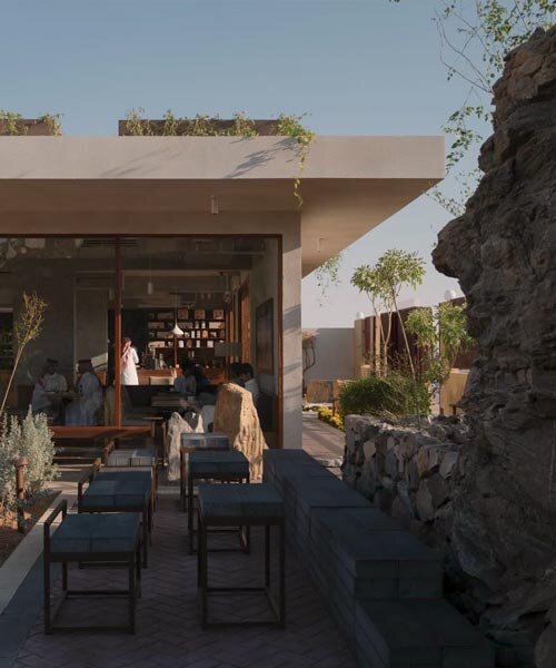 Kávézó a sziklába faragva: Nyitott udvar Szaúd-Arábiában!