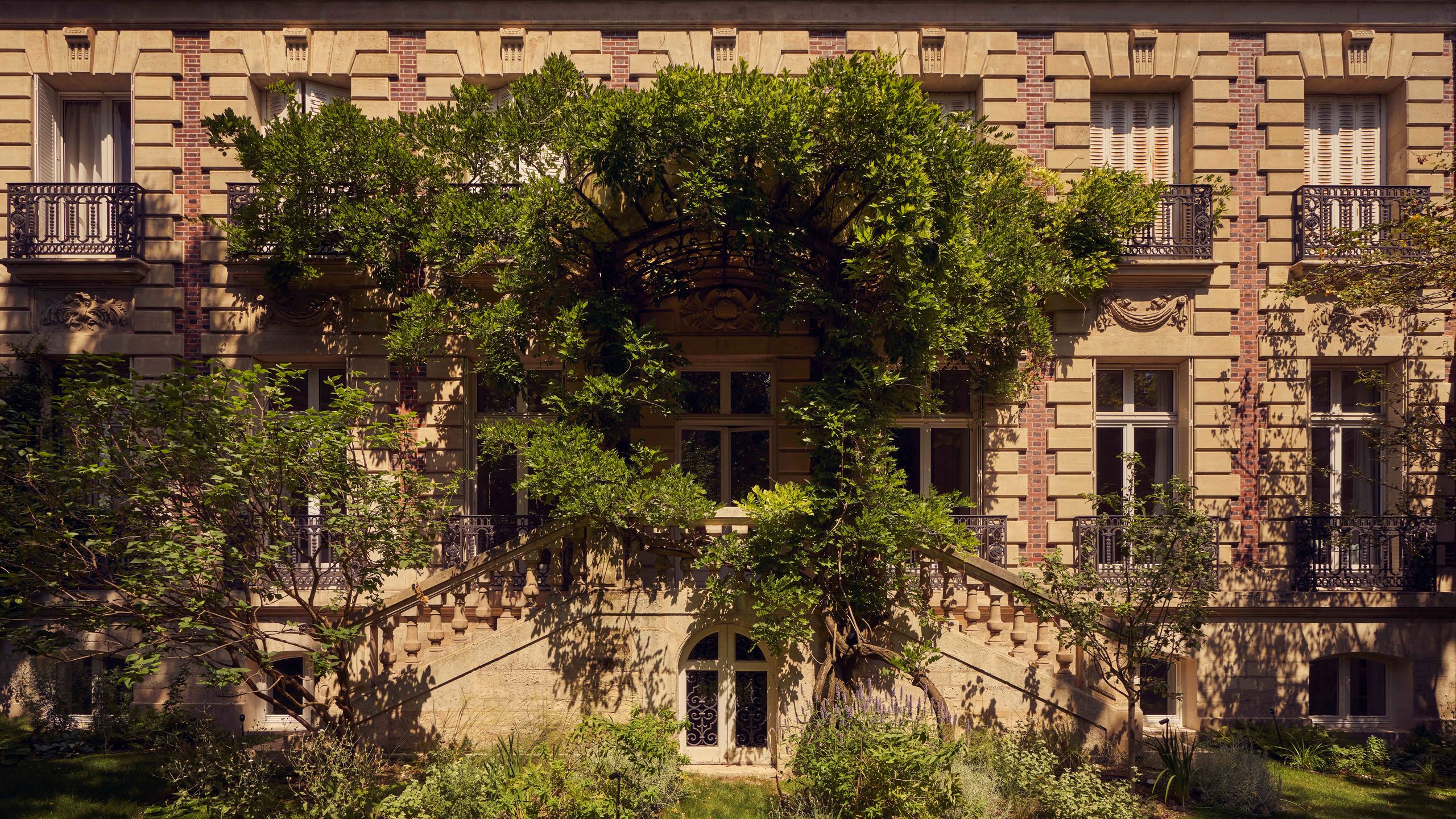 Rejtett Párizsi Lakás: Csodás Kerttel a Haussmann-házban!