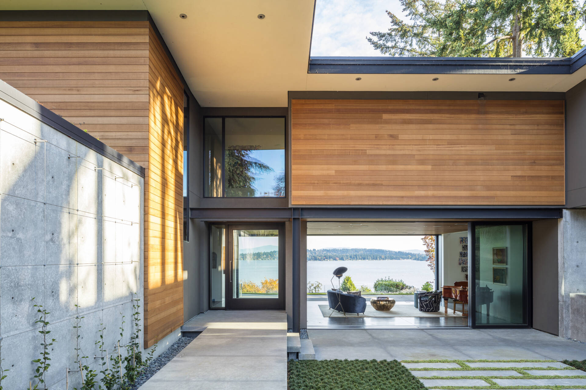 Boomerang alakú otthon: műterem és tóparti kilátás!