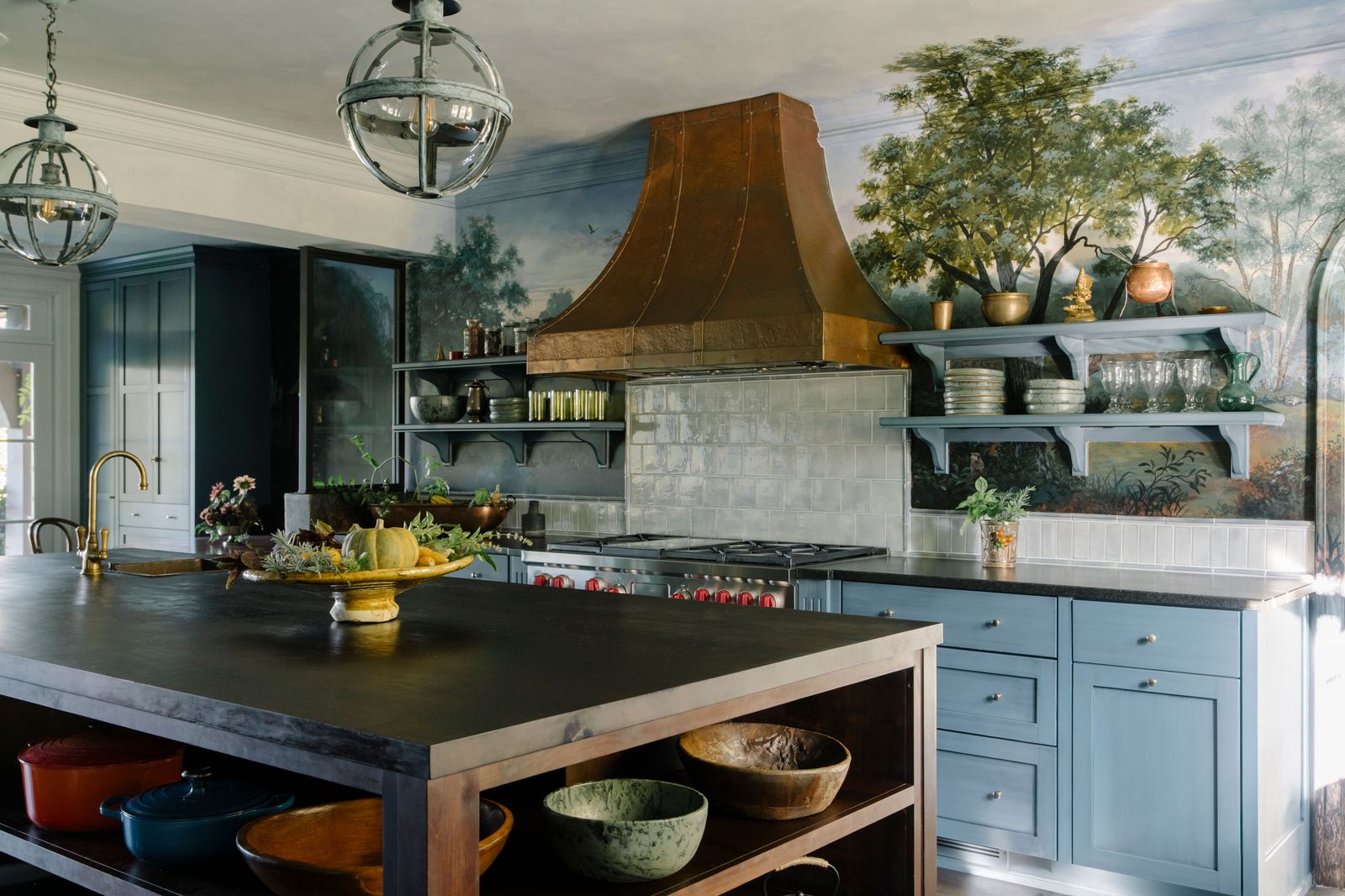 Tudor újjáéledés: Szőtt sárik és kézzel festett falfestmények!