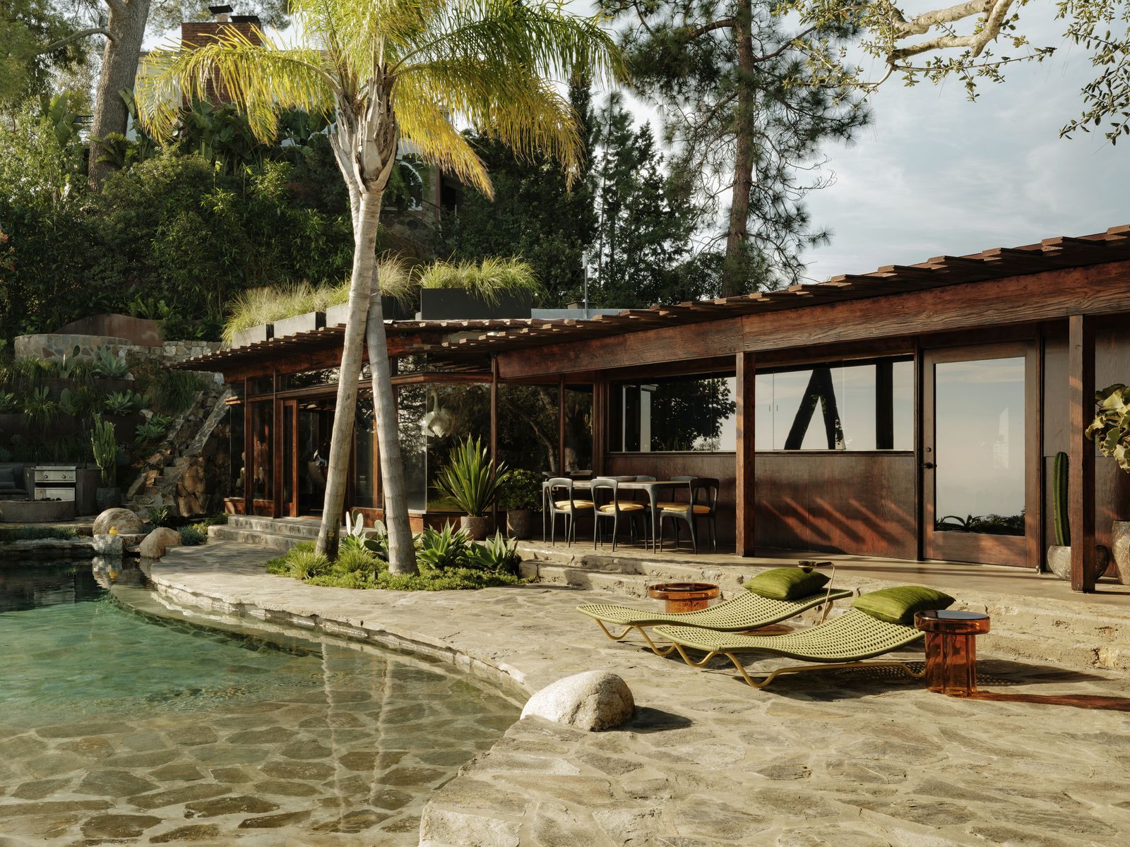 Tokio Hotel: Bill Kaulitz 1960-as évekbeli otthona új korszakba lép!