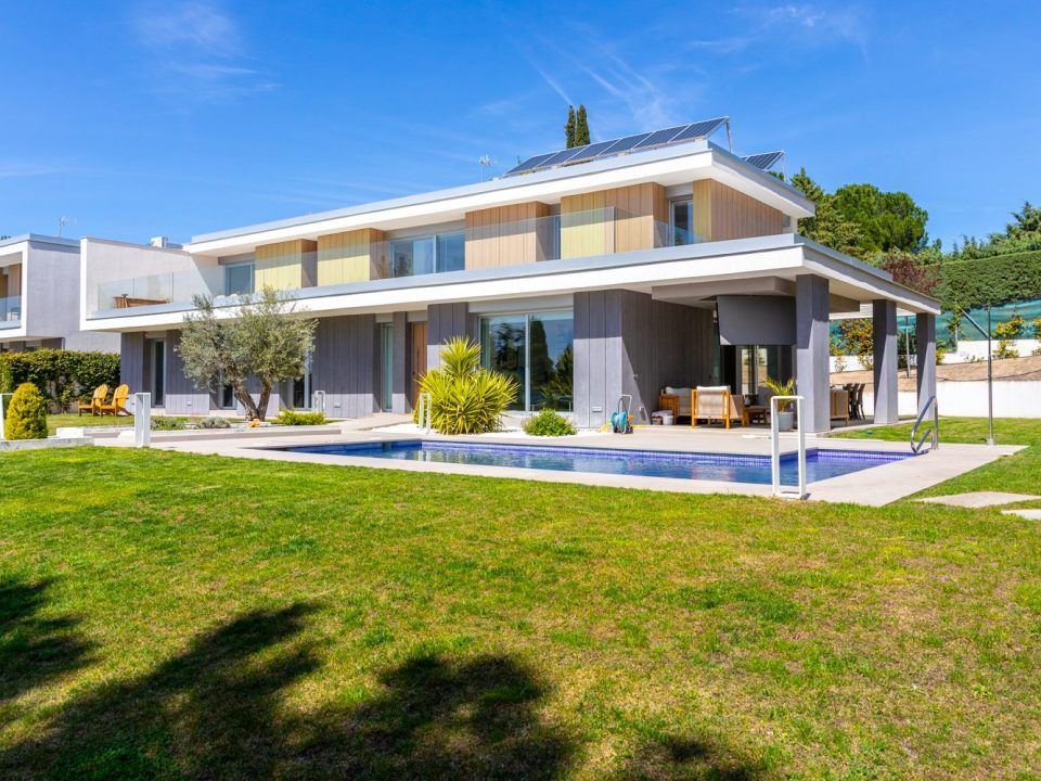 Courtois: 64,000 négyzetlábnyi focipálya méretű ház!