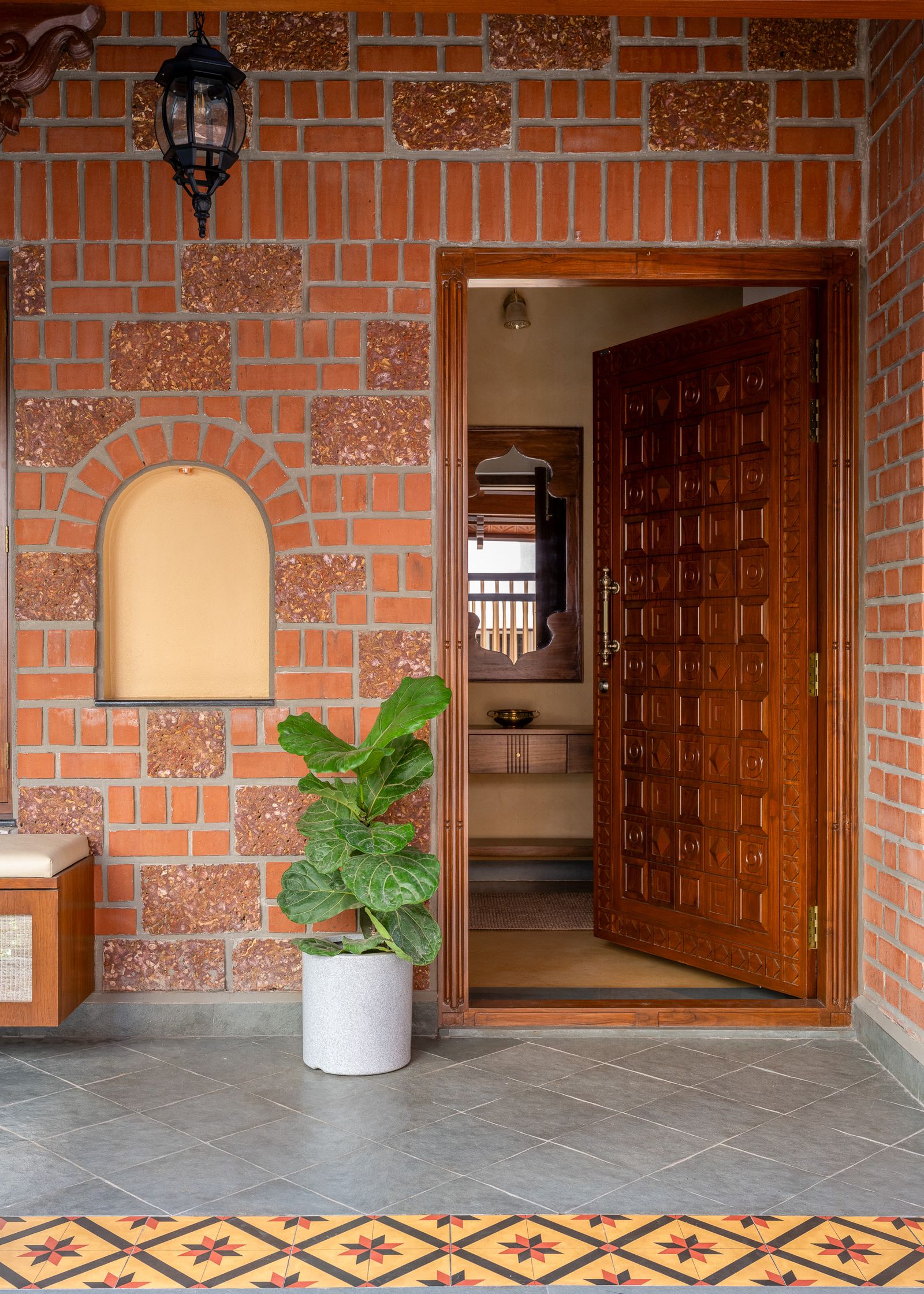 Antik Fa Pillérek: Új Otthonra Találtak Bangaloréban!