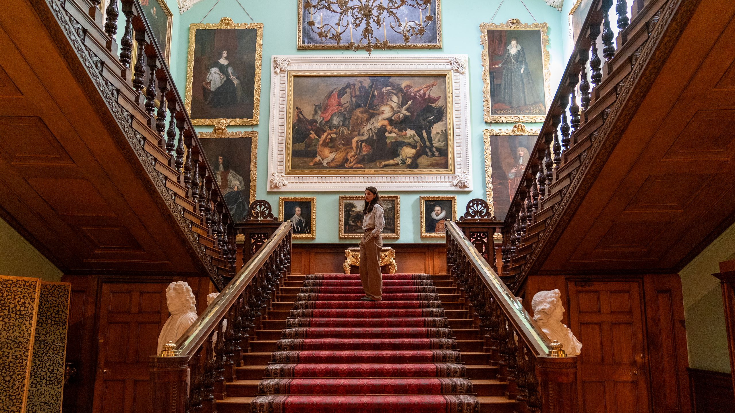 Ipar 4. évad: A díszletek a gazdagság sötét oldalát tükrözik