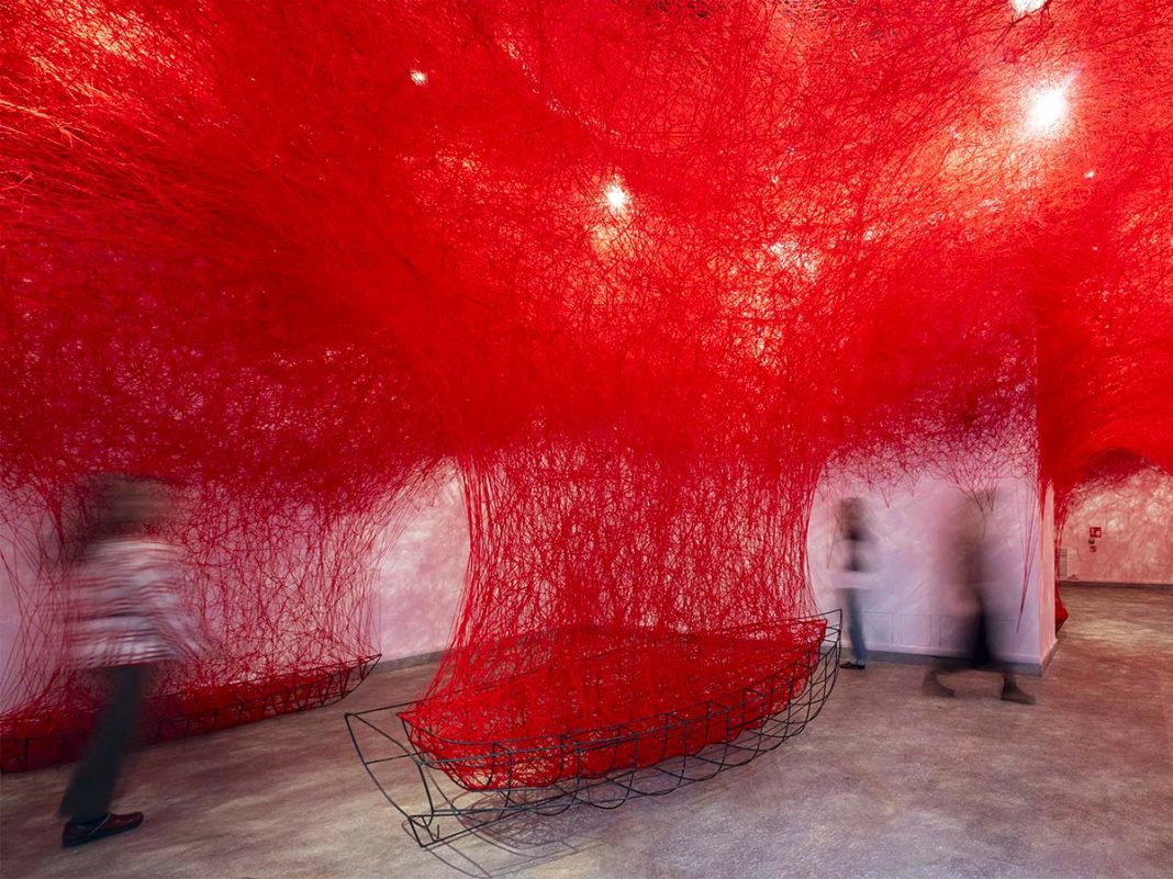 Lélekremegés: Chiharu Shiota lenyűgöző művészete