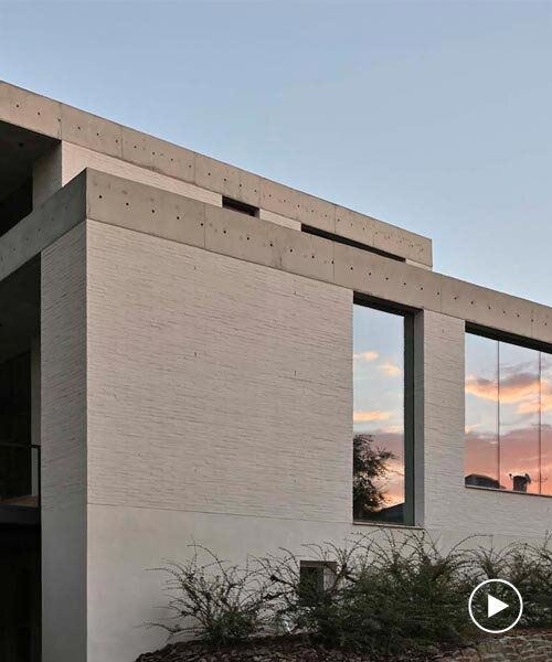 Chado monolitikus fehér irodája a botanikus kert mellett!