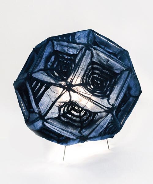 Redőzött anyag formálja az Aoi szerkezeti világítását