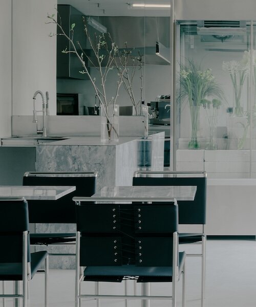 Rozsdamentes acél és beton: Jövőbe mutató virágbolt Tbilisziben!