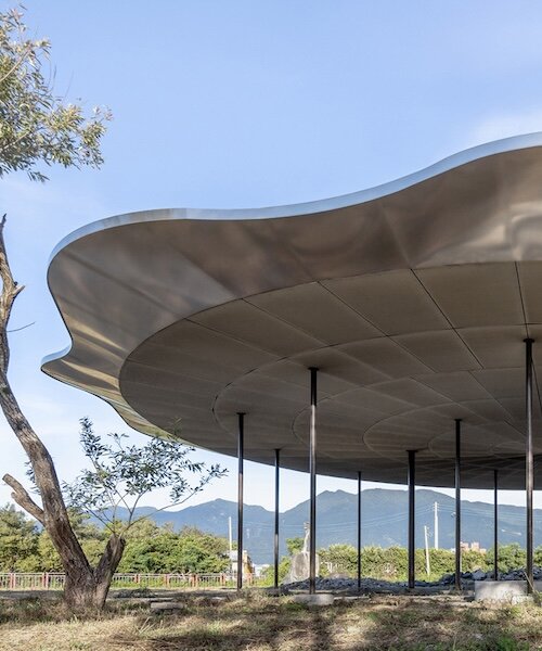 Fém lótusz: lebegő tető a taiwani Dapo-tó mellett!