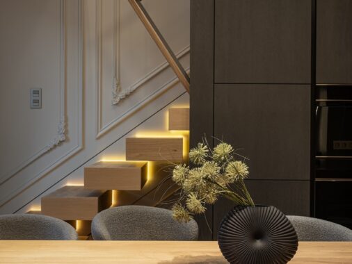 Márványlakás belseje: Puha semlegesek és időtlen kőharmónia