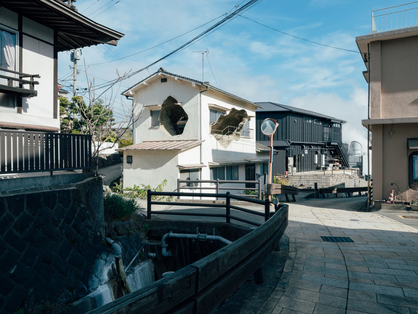 Vulkanikus japán szigeten művészek alakítottak át egy házat!