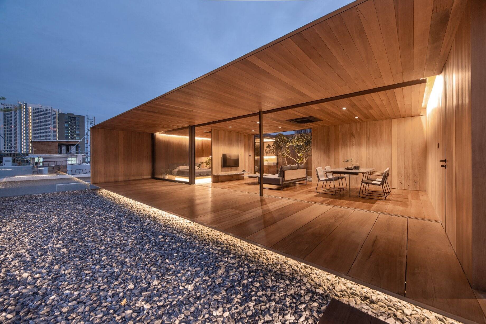 Vízgyűjtőkből meleg fából készült otthon Bangkok tetején!