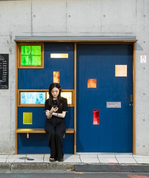 Színes üvegen át: Élénk tokiói bár kék bejáraton!