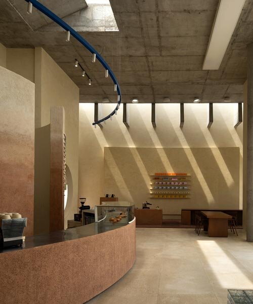 Homokszínű geometrikus formák: Chennai kávézó tengerparti varázsa