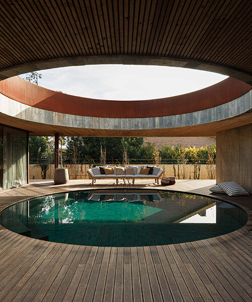 Kör alakú udvari medence nyitja meg Pedro Henrique házát az égnek!