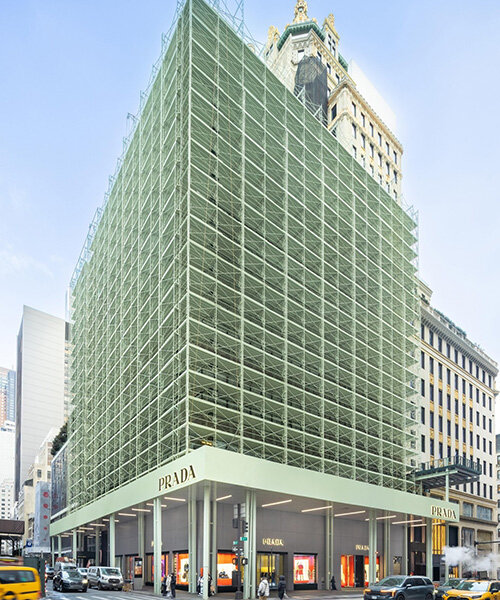 Csillogó moiré homlokzat: a Prada újragondolja a állványokat NYC-ben