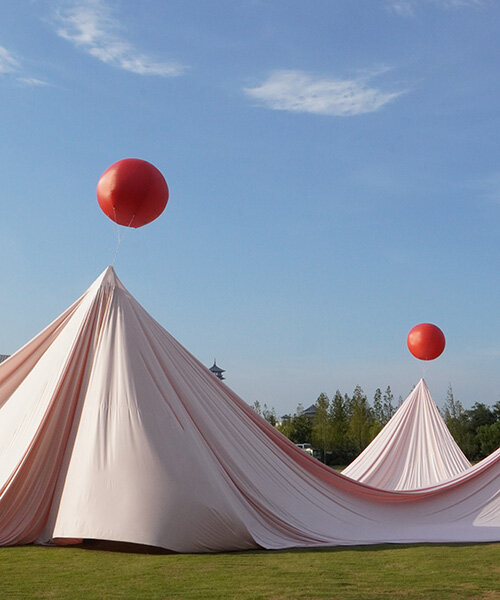 Piros léggömbök emelik a fátylat egy esküvői játszótérre Kínában