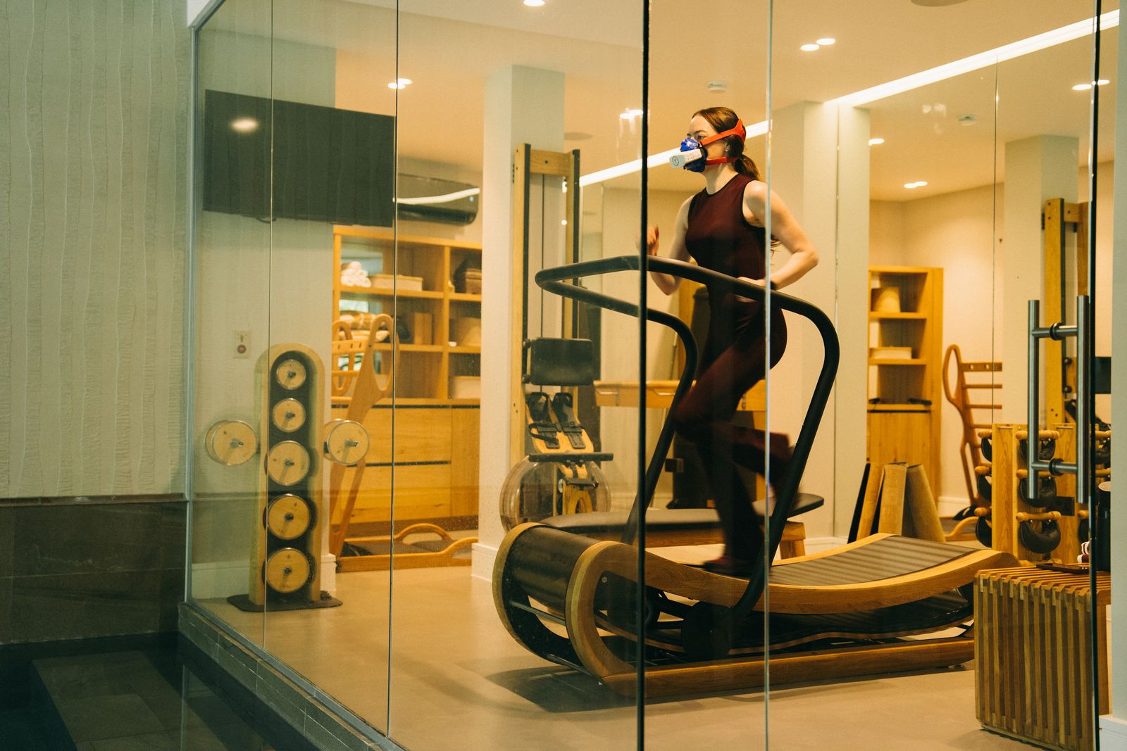 Bugonia: A film dizájn bútorai rejtett titkokat tartogatnak!