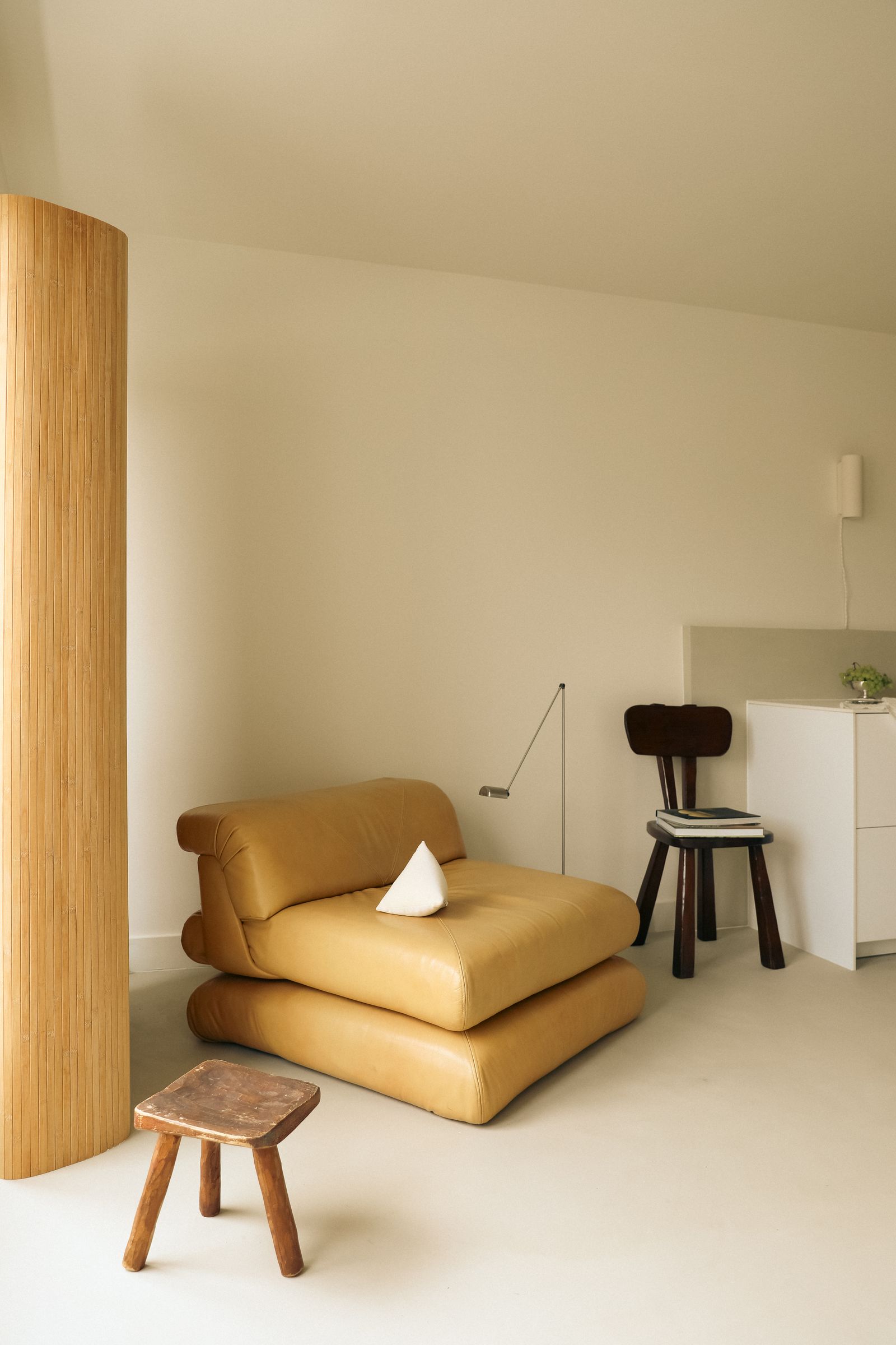 300 négyzetláb: Tükör és alacsony bútorok varázsa!