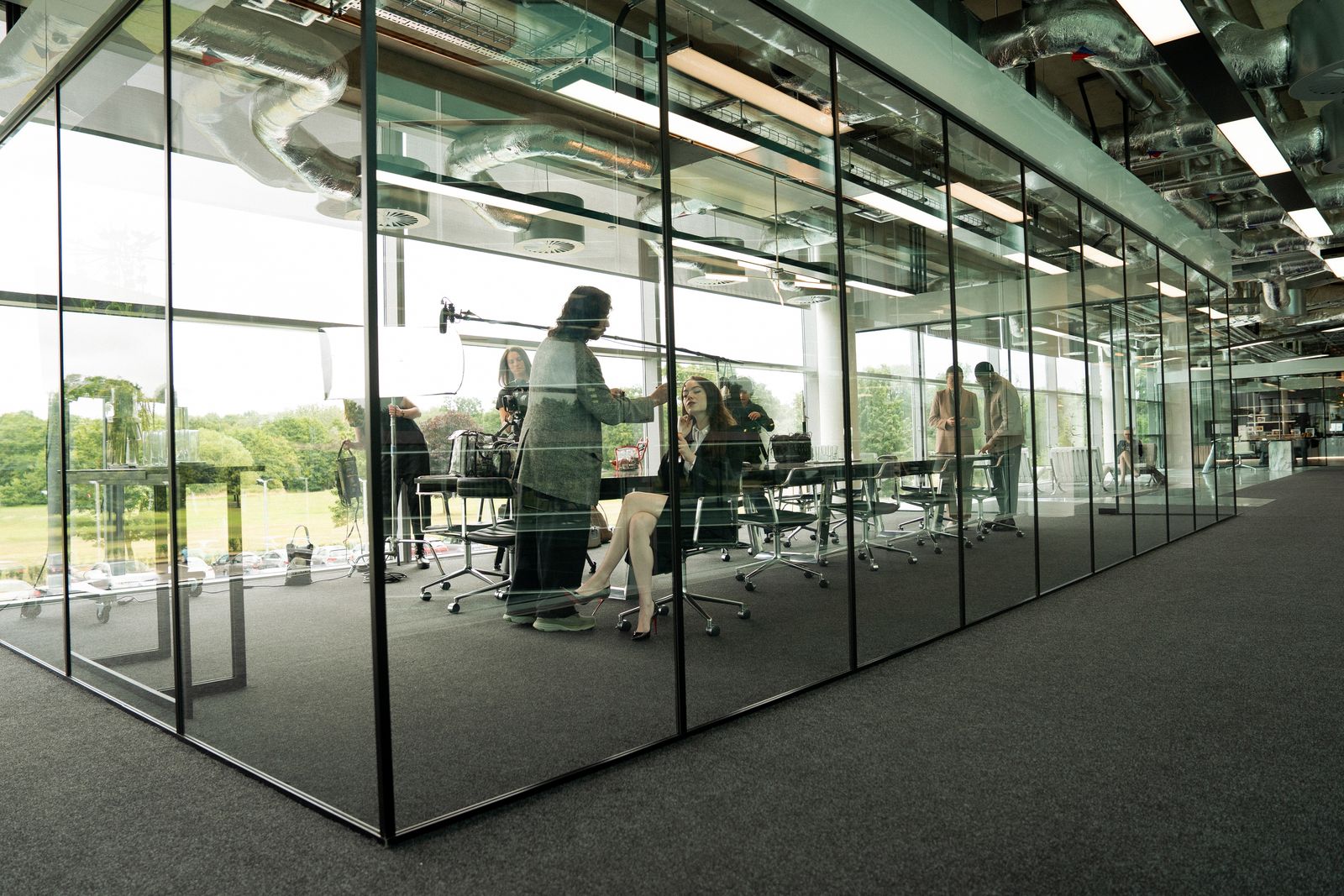 Bugonia: A film dizájn bútorai rejtett titkokat tartogatnak!