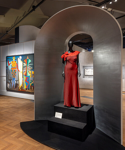 Schiaparelli: Dali, Man Ray és Picasso a V&A múzeumban!