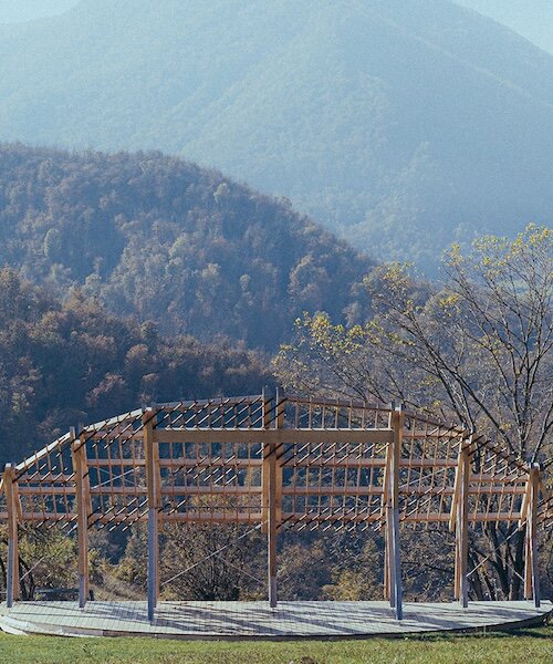 GRRIZ: Visszafordítható faépítmény a nap ívében az olasz hegyekben!